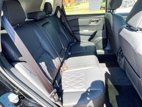 Used 2025 Nissan Rogue Platinum image 14