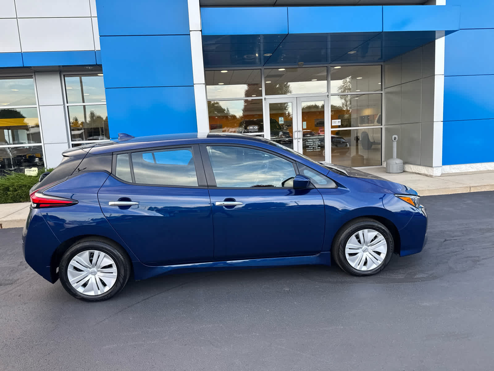 Used 2025 Nissan Leaf S FWD image 3