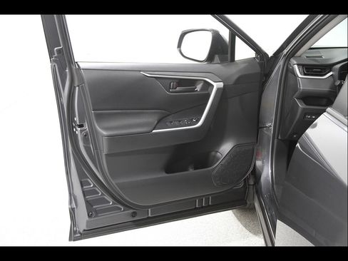 Used 2025 Toyota RAV4 LE AWD/4WD image 4