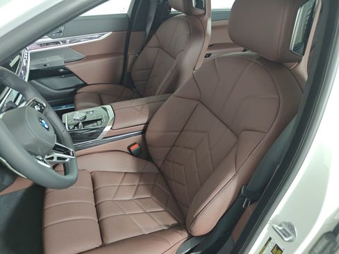 Used 2025 BMW 740i w/ Executive Package image 5