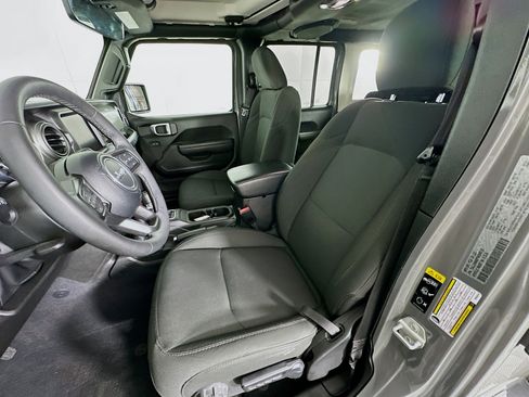 Used 2023 Jeep Wrangler Unlimited w/ Cold Weather Group image 13