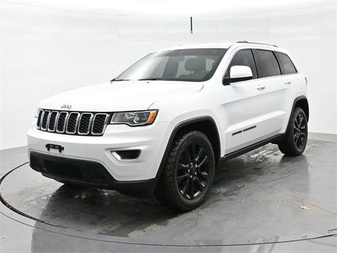 Used 2020 Jeep Grand Cherokee Laredo image 3