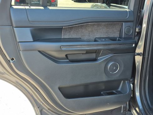 Used 2021 Ford Expedition Limited image 15