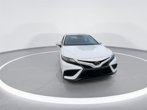 Used 2023 Toyota Camry SE image 2