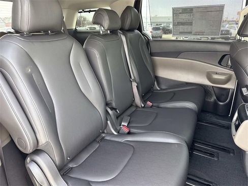 New 2026 Kia Carnival EX image 18