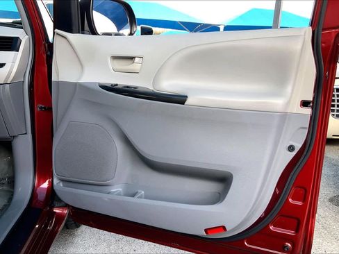 Used 2013 Toyota Sienna LE image 22