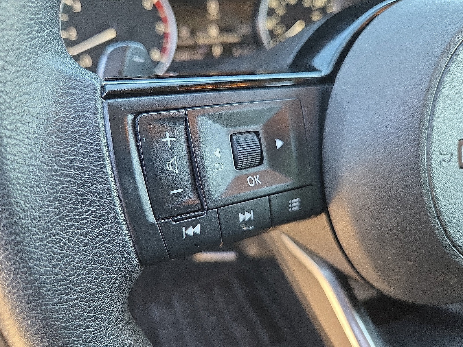 Used 2023 Nissan Rogue SV AWD/4WD image 12