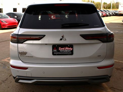 New 2025 Mitsubishi Outlander SE image 6