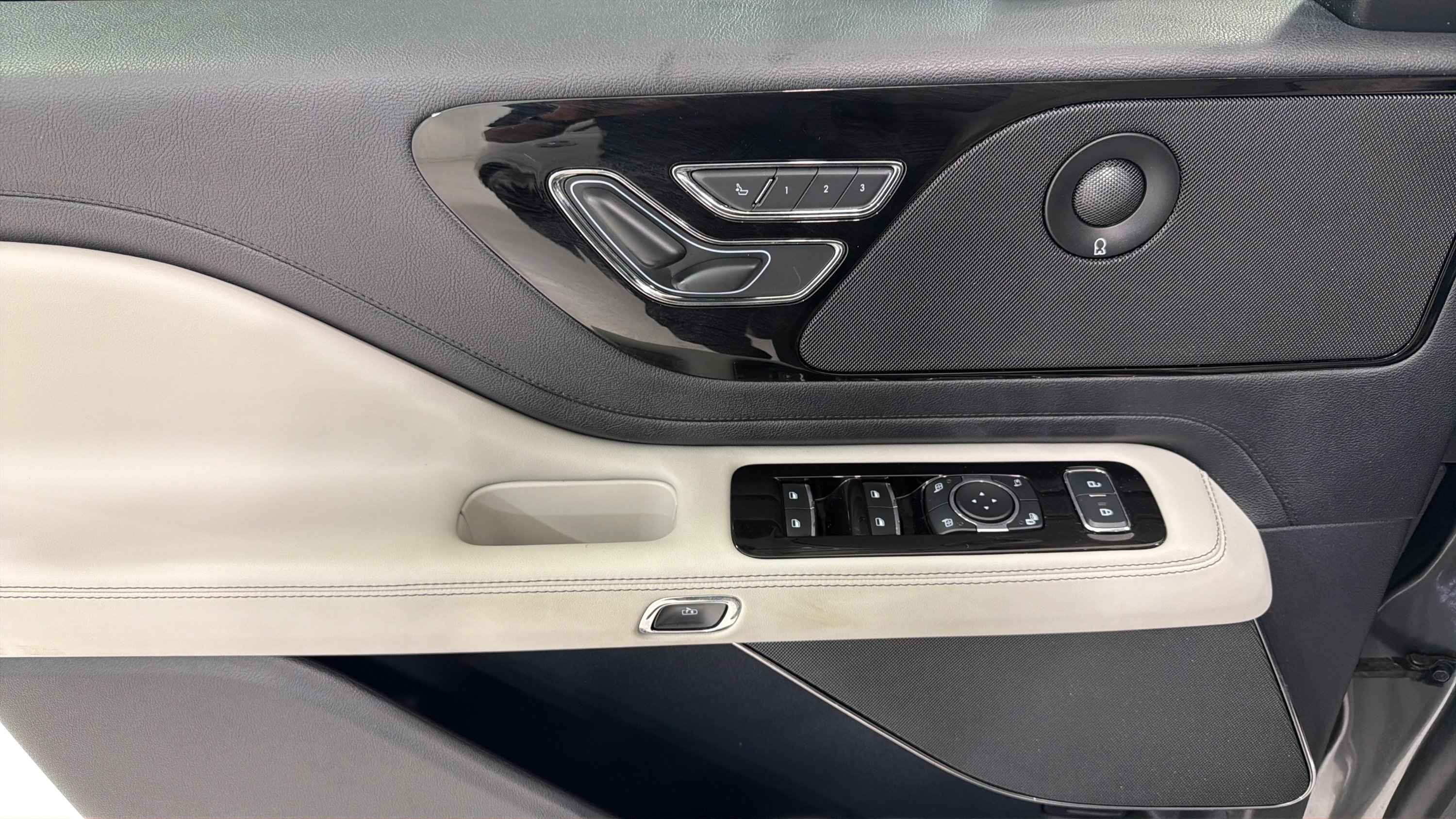 Used 2025 Lincoln Aviator Reserve w/ Jet Appearance Package RWD image 12
