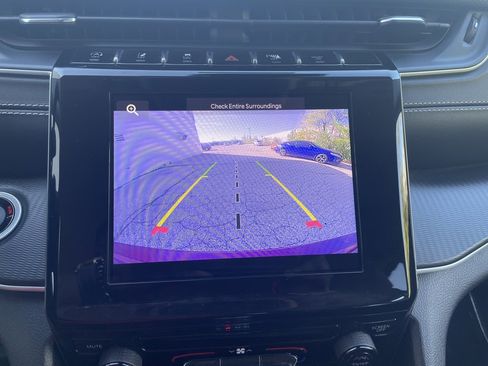 Used 2023 Jeep Grand Cherokee Laredo image 23