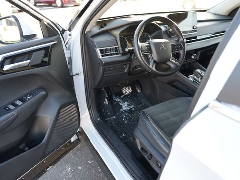 Used 2024 Mitsubishi Outlander SE image 13