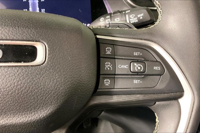 Used 2023 Jeep Grand Cherokee Altitude AWD/4WD image 10