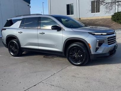 Used 2025 Chevrolet Traverse LT