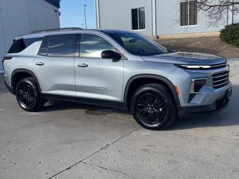 Used 2025 Chevrolet Traverse LT image 2