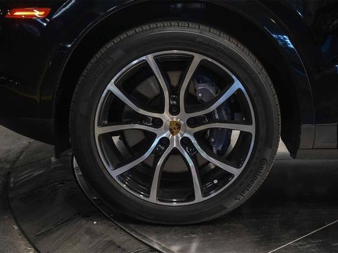 Used 2023 Porsche Cayenne Platinum Edition image 9