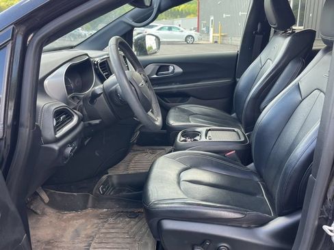 Used 2022 Chrysler Pacifica Touring-L w/ Uconnect Theater Family Group FWD image 5