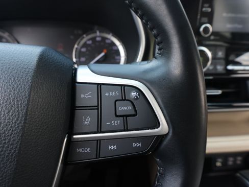 Used 2022 Toyota Highlander XLE FWD image 16