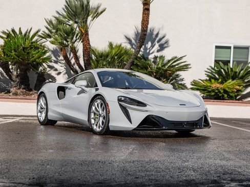 Used 2023 McLaren Artura image 28