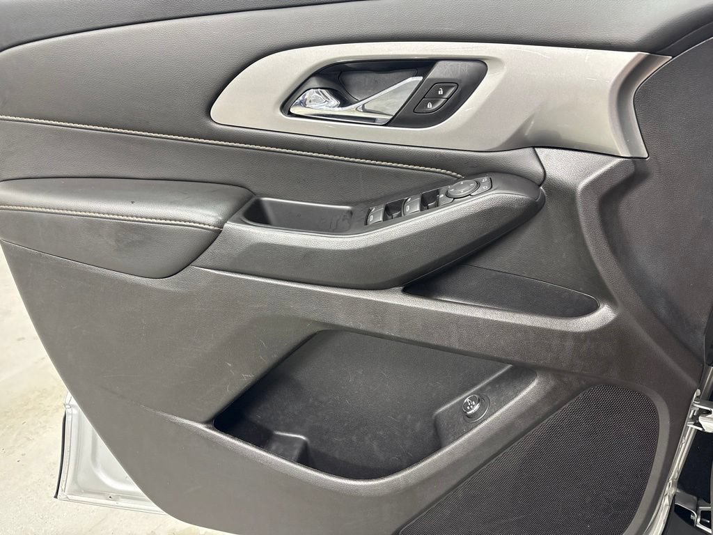 Used 2020 Chevrolet Traverse LT FWD image 17