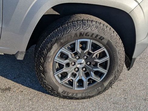 Used 2024 Chevrolet Colorado Z71 w/ Z71 Convenience Package 2 image 18