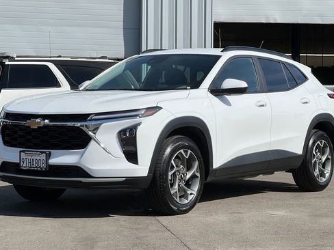 Used 2025 Chevrolet Trax LT w/ LT Convenience Package image 8