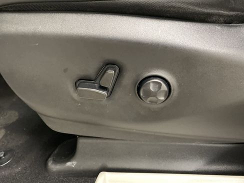 Used 2023 Chrysler Pacifica Touring-L image 15