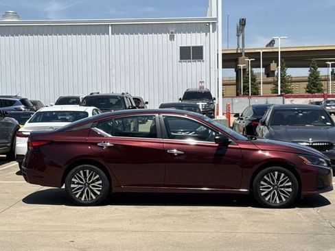 Used 2025 Nissan Altima 2.5 SV AWD/4WD image 3