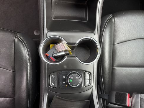 Used 2024 GMC Terrain SLT image 35