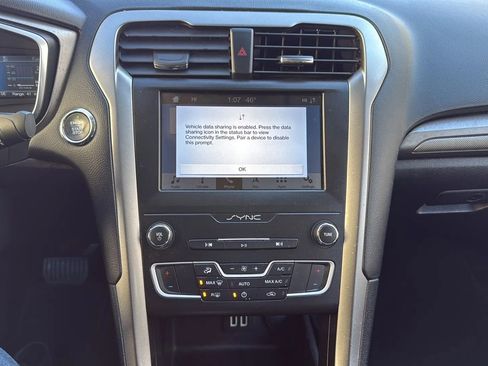 Used 2019 Ford Fusion SE image 18