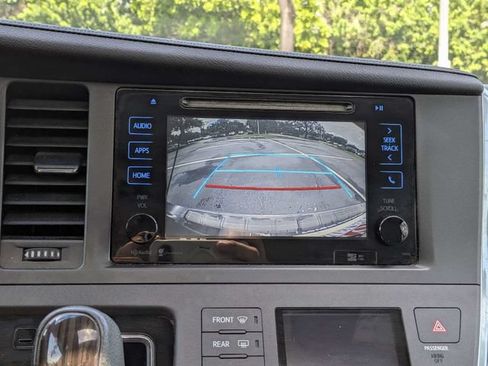 Used 2015 Toyota Sienna XLE Premium FWD image 23