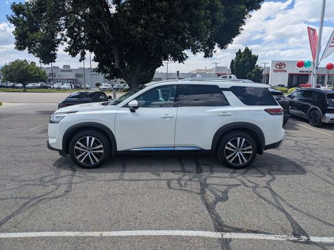 Used 2024 Nissan Pathfinder Platinum AWD/4WD image 9