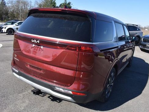 Used 2023 Kia Carnival EX image 3