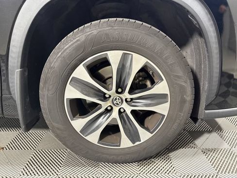 Used 2020 Toyota Highlander XLE AWD/4WD image 11