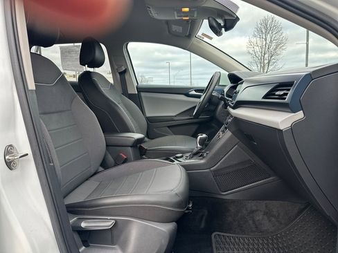 Used 2023 Volkswagen Taos SE image 16