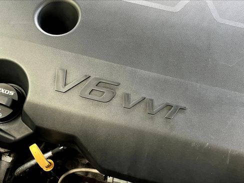 Used 2021 Chevrolet Traverse LS FWD image 28