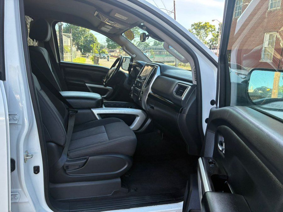 Used 2020 Nissan Titan SV w/ SV Convenience Package AWD/4WD image 16