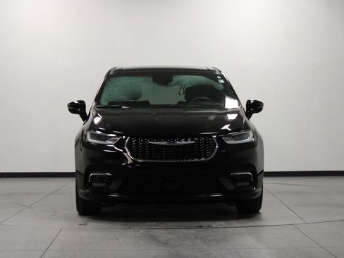 Used 2025 Chrysler Pacifica Select image 9