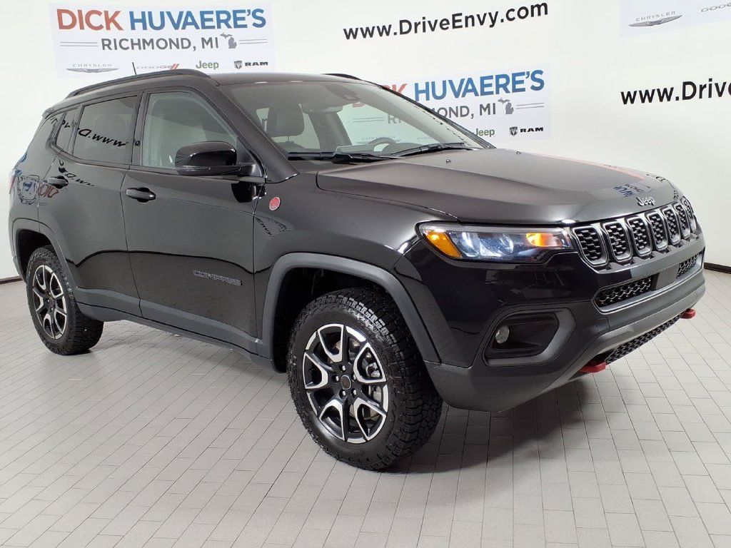 Used 2025 Jeep Compass Trailhawk w/ Sun & Sound Group AWD/4WD image 3