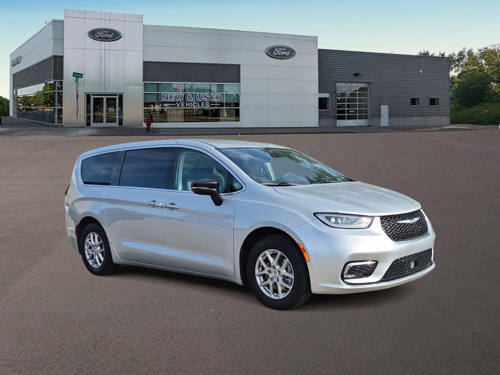 Used 2024 Chrysler Pacifica Touring-L FWD image 2