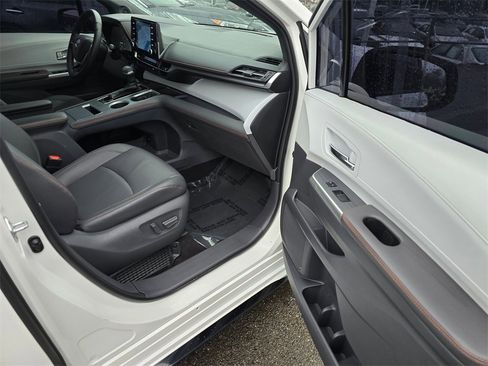 Used 2021 Toyota Sienna XSE w/ XSE Plus Package image 9