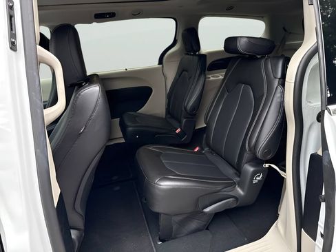 Used 2023 Chrysler Pacifica Touring-L AWD/4WD image 9
