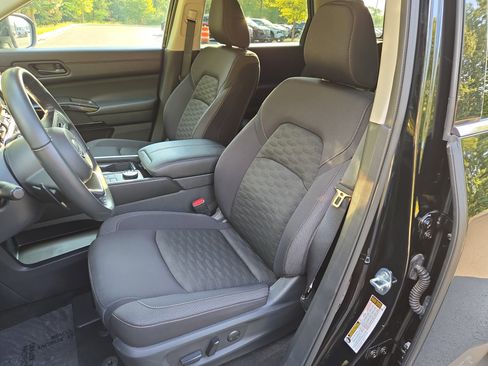 Used 2025 Nissan Pathfinder SV image 13