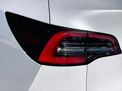 Used 2021 Tesla Model Y Long Range image 21