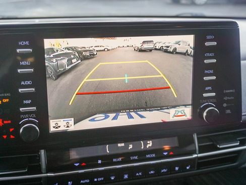 Used 2023 Toyota Sienna Limited image 24