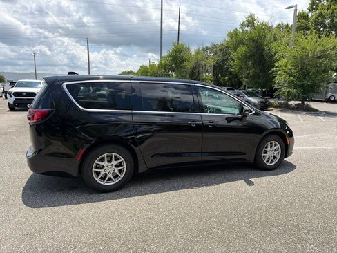 Used 2024 Chrysler Pacifica Touring-L FWD image 6