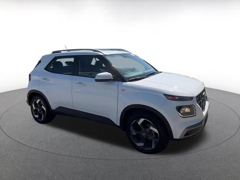Used 2025 Hyundai Venue SEL FWD image 2