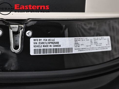 Used 2023 Chrysler Pacifica Touring-L FWD image 36