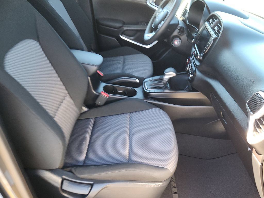 Used 2025 Kia Soul LX w/ LX Technology Package FWD image 13