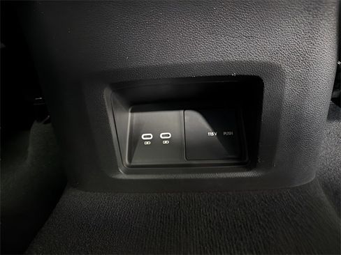 Used 2025 Volkswagen Atlas Cross Sport SE image 30