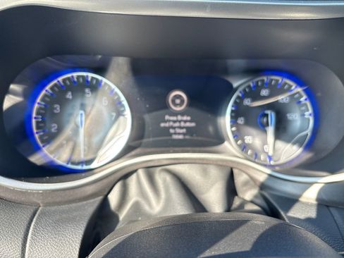 Used 2023 Chrysler Pacifica Touring-L image 18